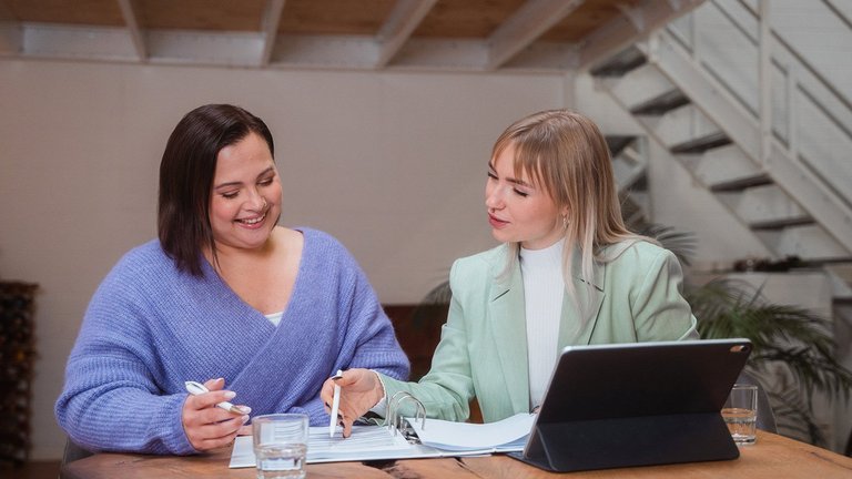 Consultoramos a nuestros clientes para que entiendan y comprendan todo lo que necesitan saber sobre sus finanzas Pareja satisfecha con el consultor financiero de OVB